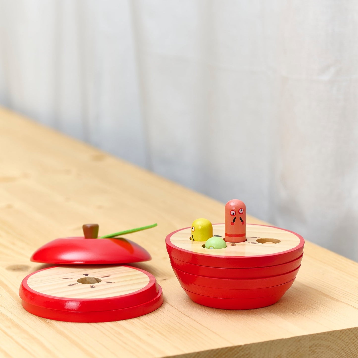 Holzapfel, montessori-inspiriertes Steckspiel