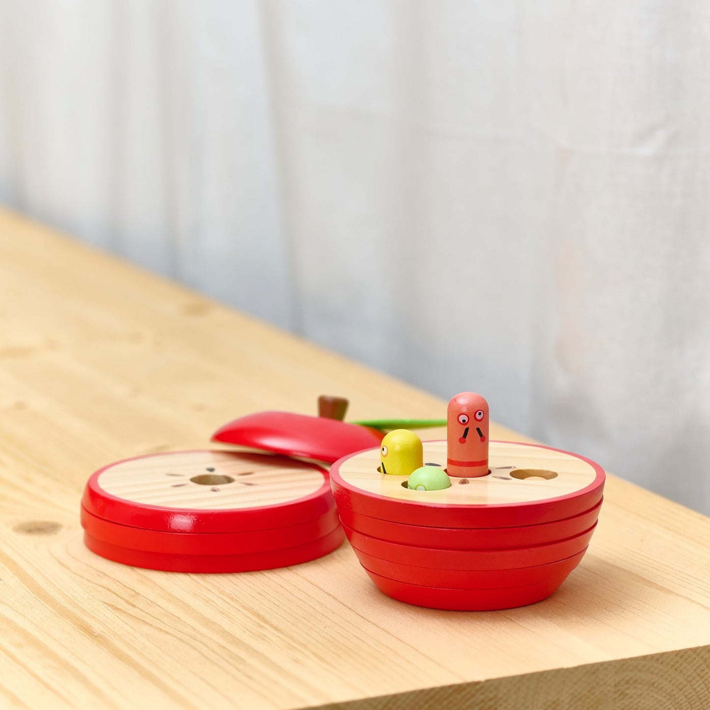 Holzapfel, montessori-inspiriertes Steckspiel