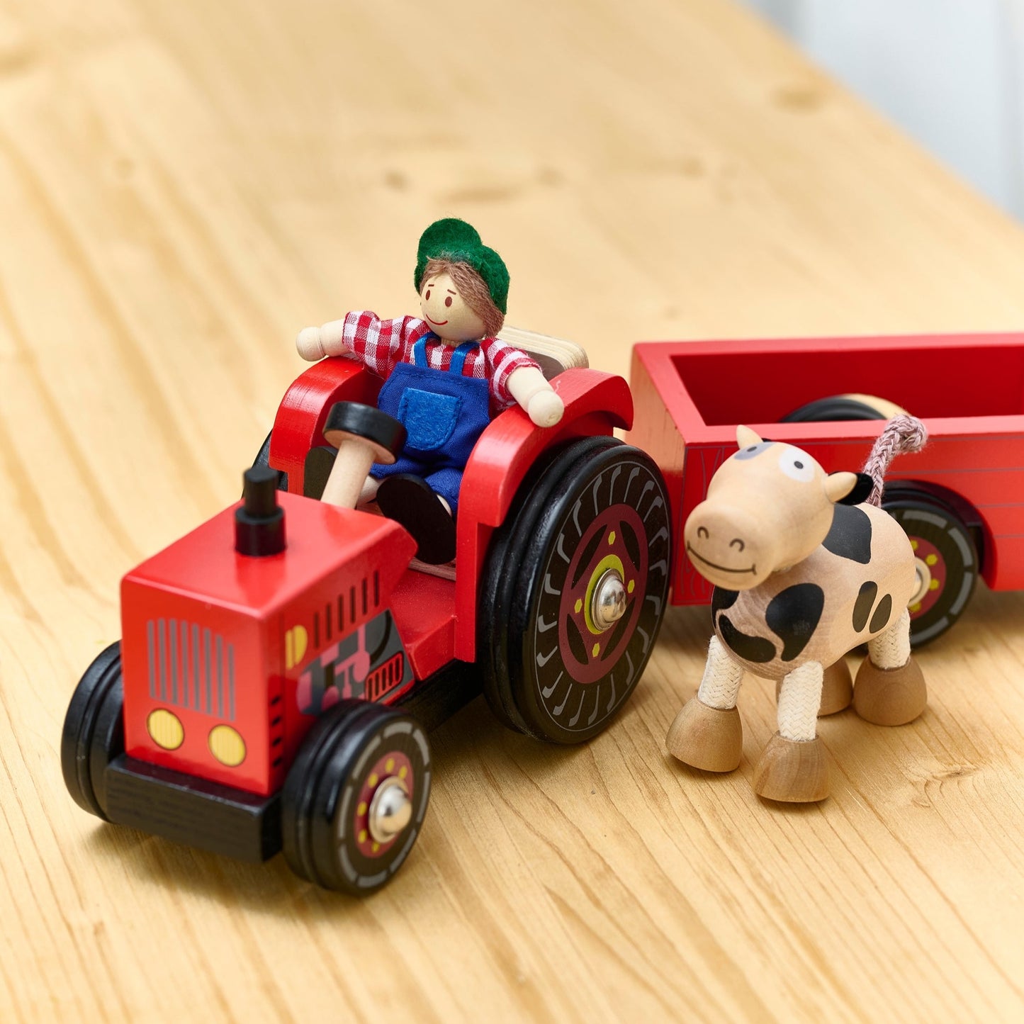 Holztraktor mit Anhänger, Bauer und Kuh