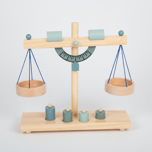 Balkenwaage aus Holz