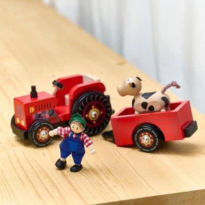 Holztraktor mit Anhänger, Bauer und Kuh